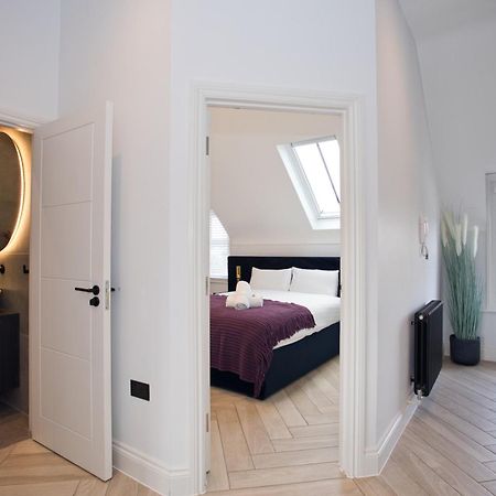 Ultra Stylish Apt Set In An Affluent Location プール エクステリア 写真