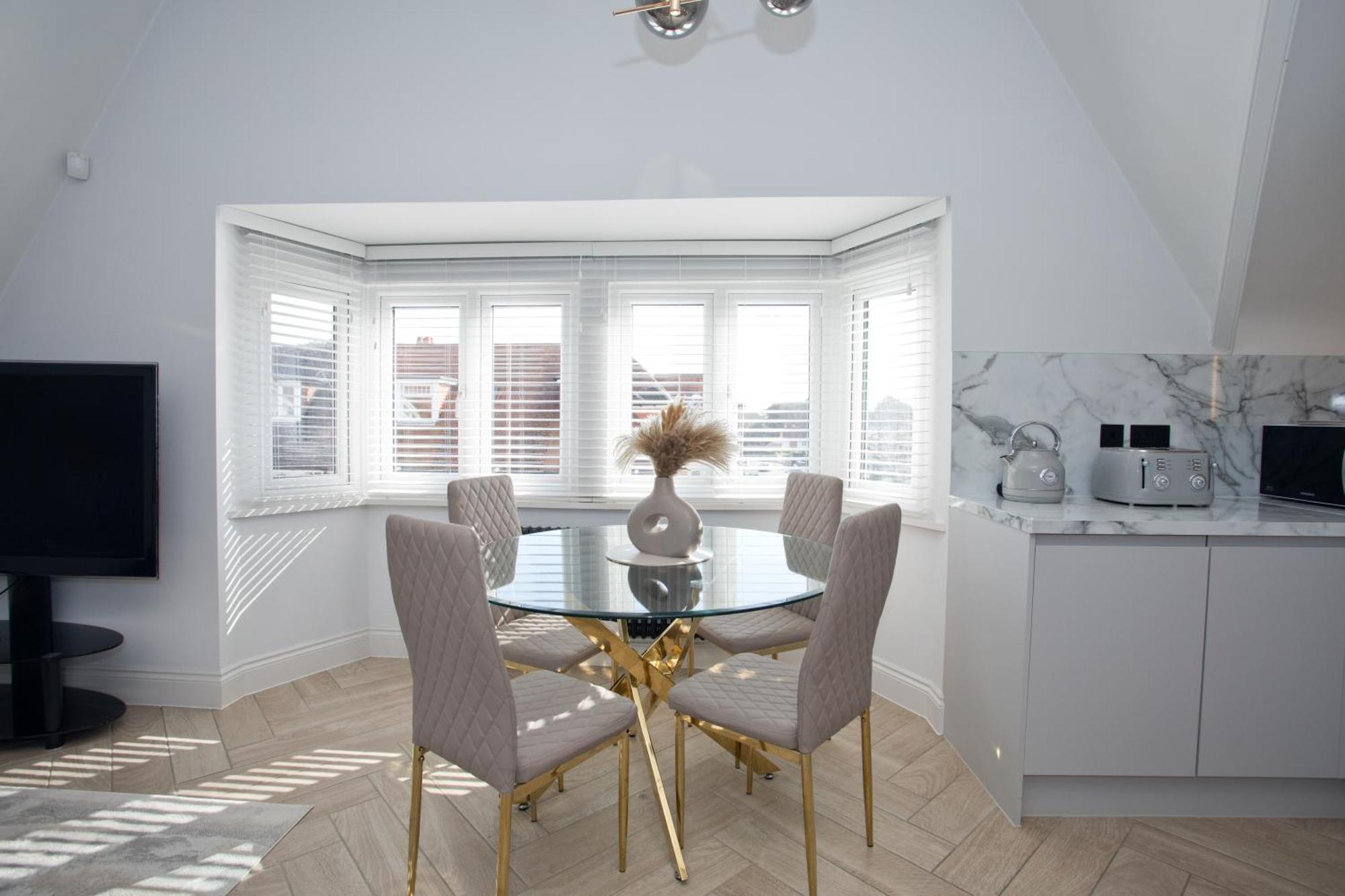 Ultra Stylish Apt Set In An Affluent Location プール エクステリア 写真