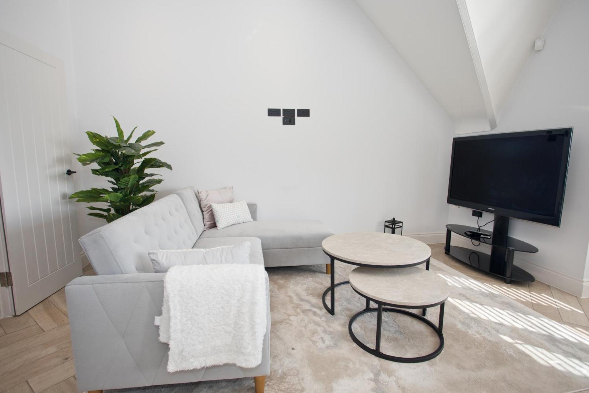 Ultra Stylish Apt Set In An Affluent Location プール エクステリア 写真