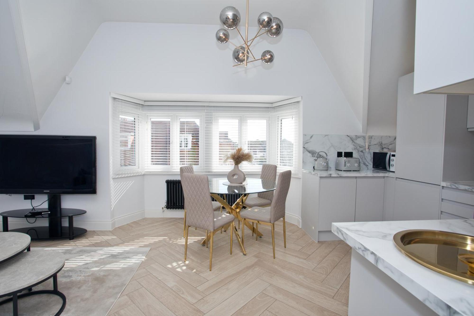 Ultra Stylish Apt Set In An Affluent Location プール エクステリア 写真