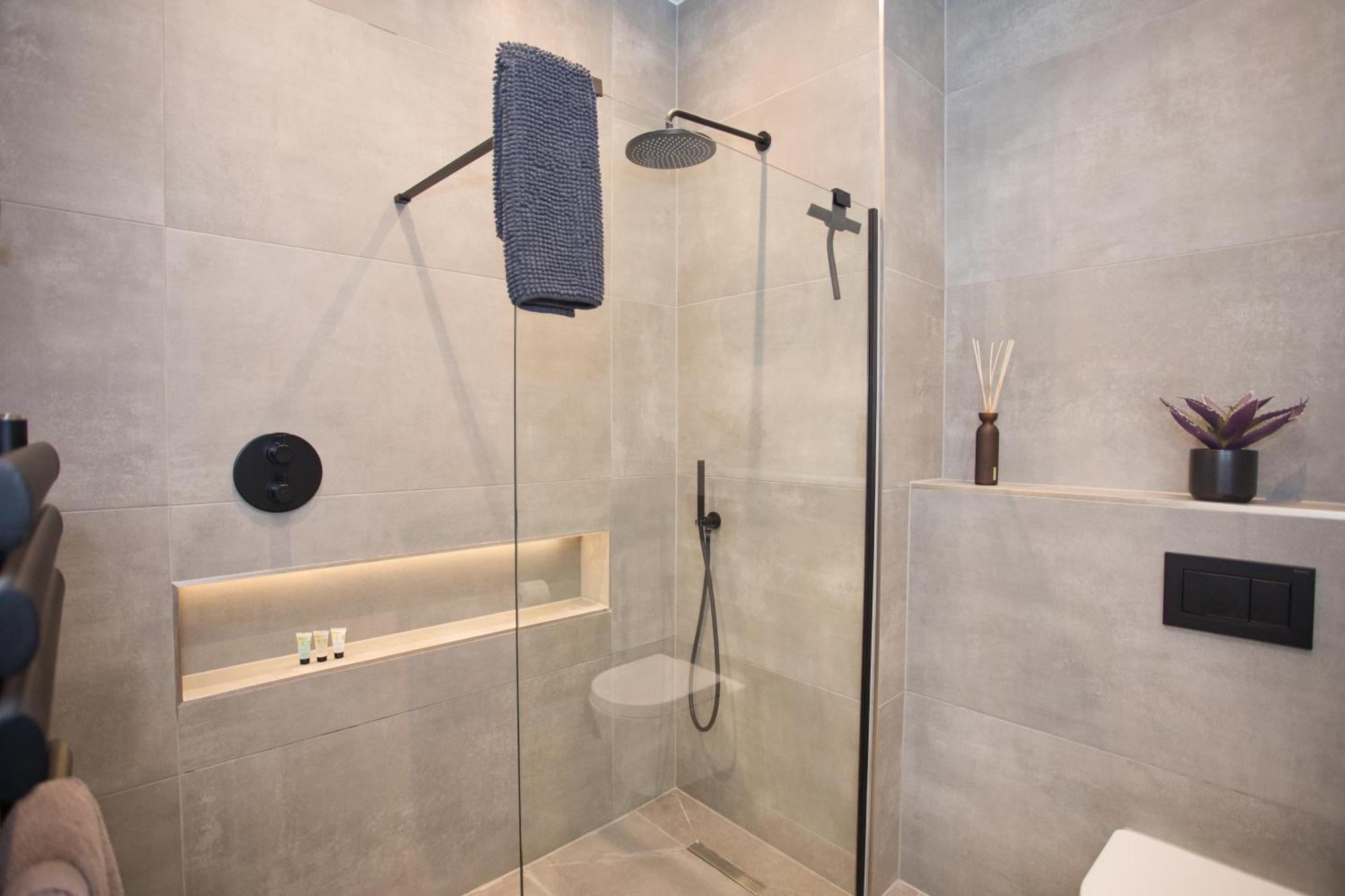 Ultra Stylish Apt Set In An Affluent Location プール エクステリア 写真