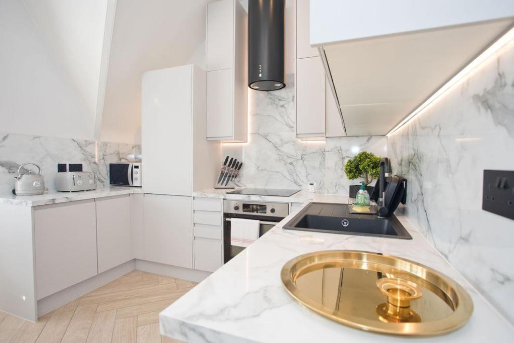 Ultra Stylish Apt Set In An Affluent Location プール エクステリア 写真