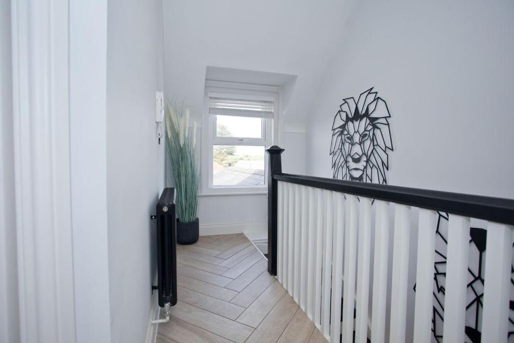 Ultra Stylish Apt Set In An Affluent Location プール エクステリア 写真