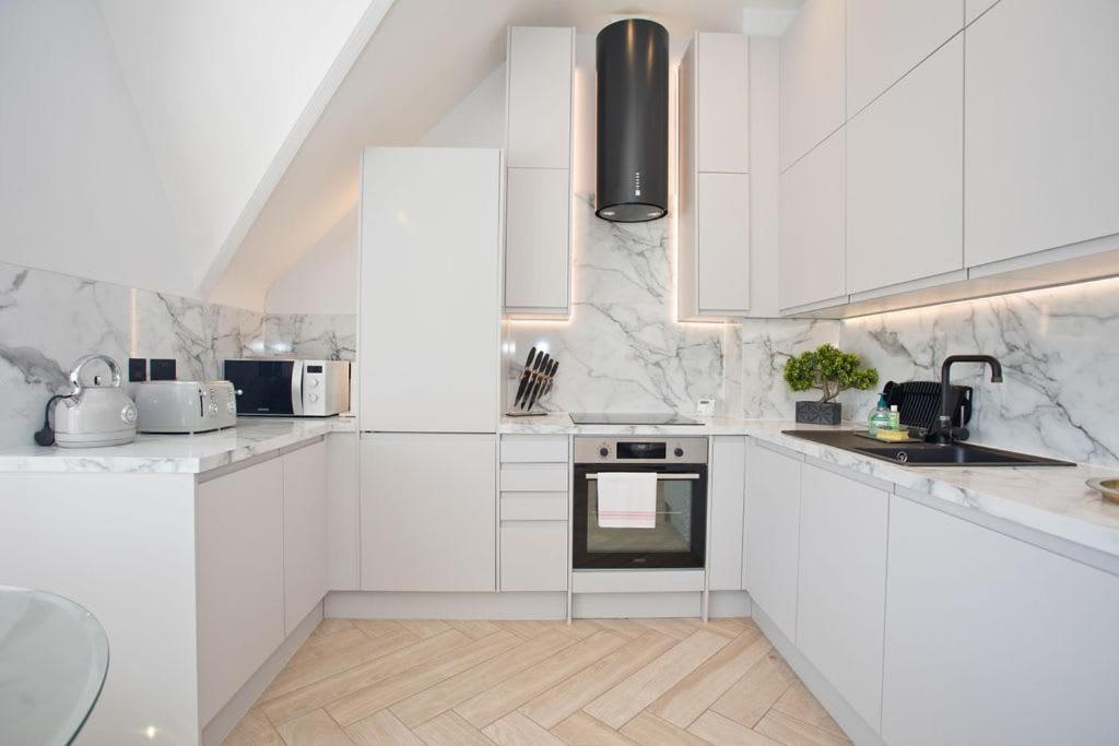 Ultra Stylish Apt Set In An Affluent Location プール エクステリア 写真