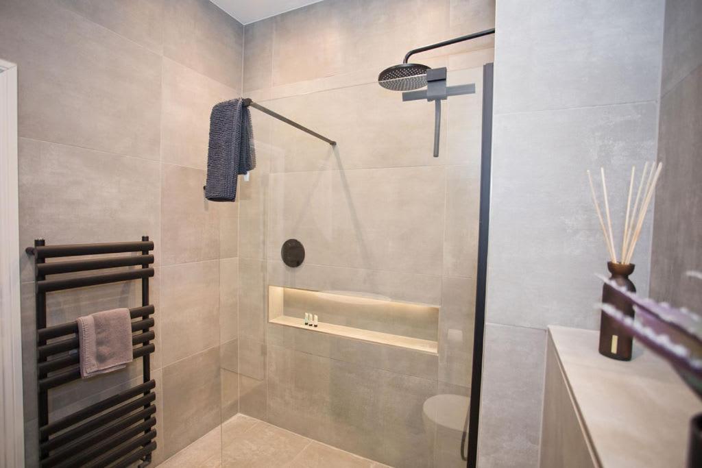 Ultra Stylish Apt Set In An Affluent Location プール エクステリア 写真