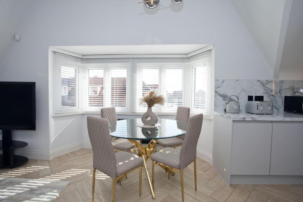 Ultra Stylish Apt Set In An Affluent Location プール エクステリア 写真